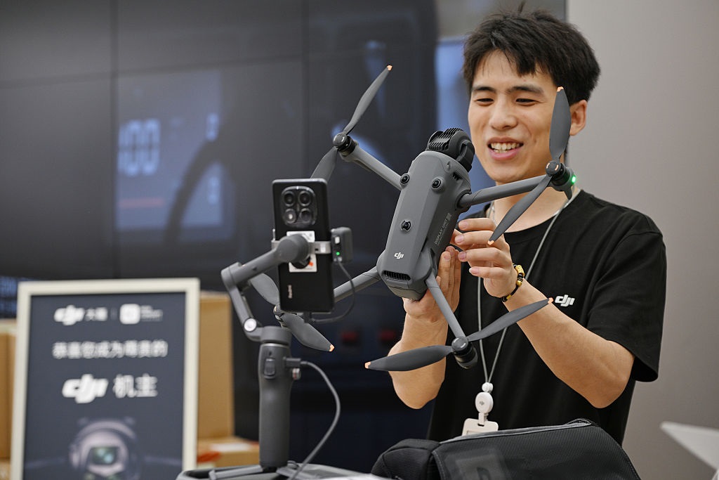 Китай припинив продаж дронів Mavic Україні, але постачає їх Росії – ЗМІ