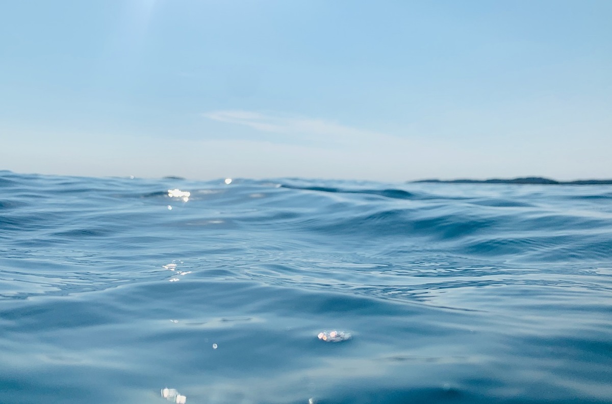 Трьох підлітків на матраці віднесло в море в Одесі