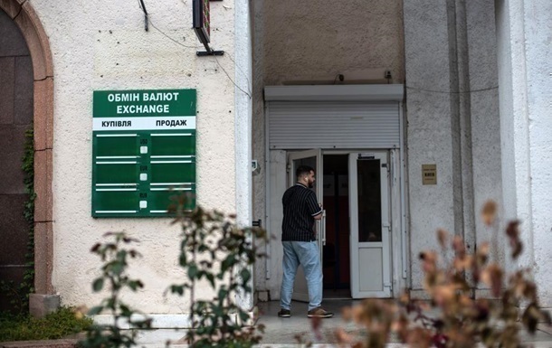 Долар і євро подешевшали наприкінці вересня