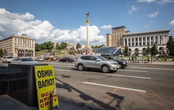 Курс долара продовжує знижуватися в обмінниках