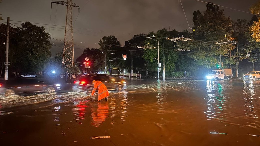Негода в Одесі: вулиці підтоплені, водолази шукають зниклу людину