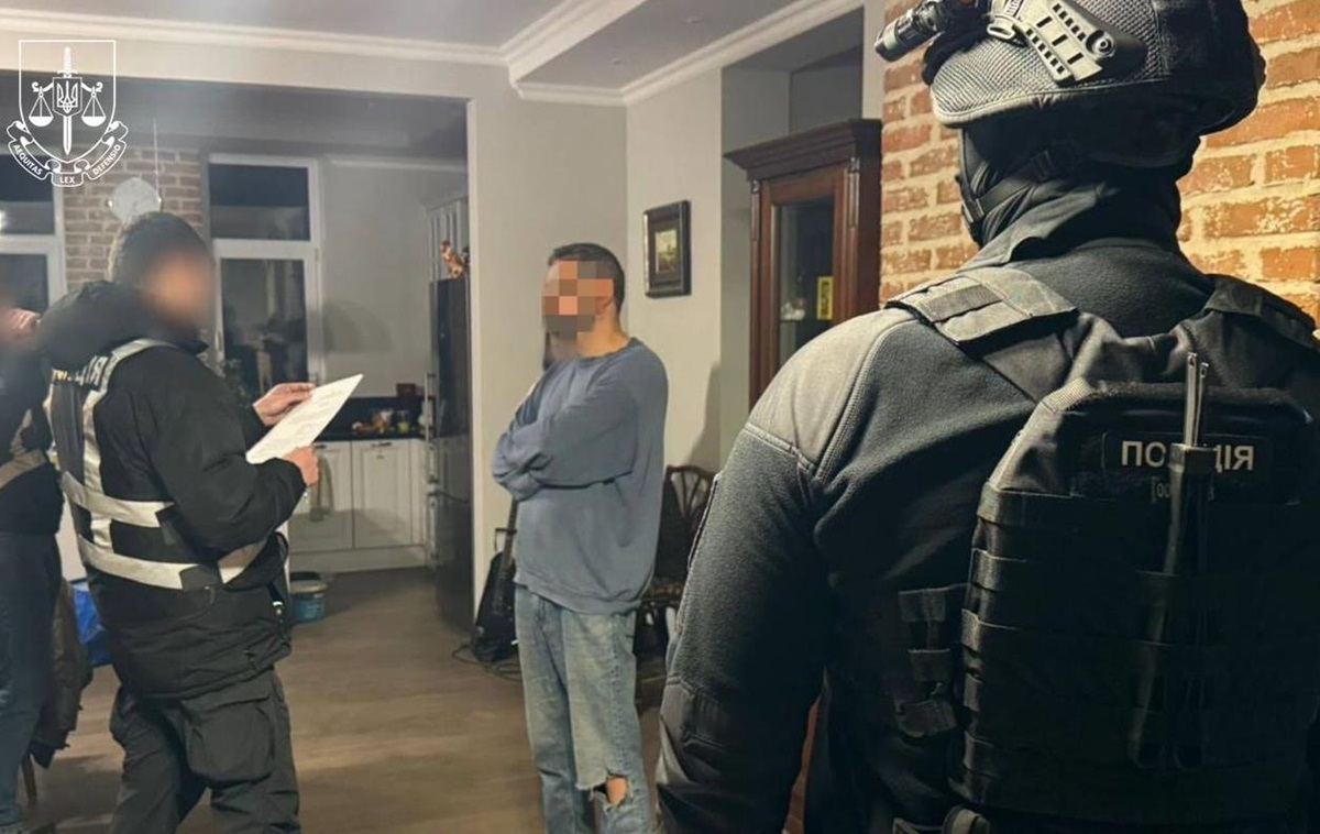 Ексдиректору Молодого театру вручили підозру в зґвалтуванні студенток