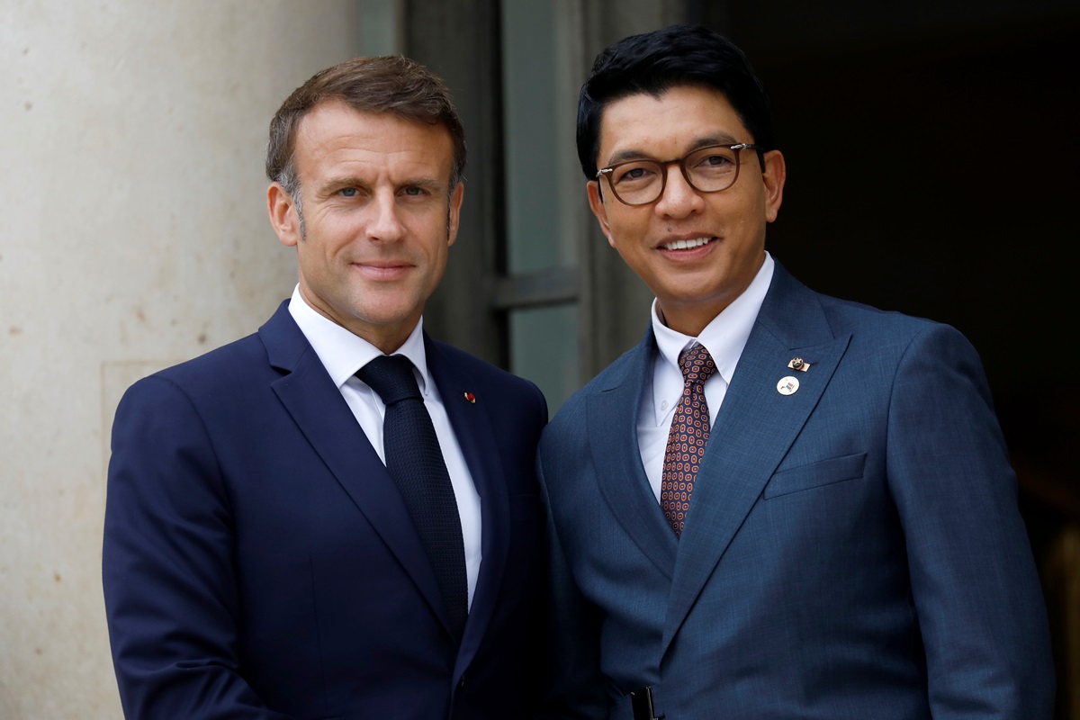 Франція евакуювала президента Мадагаскару через військовий переворот