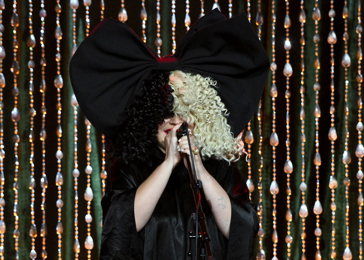 Колишній чоловік Sia вимагає від співачки понад $250 тисяч щомісяця