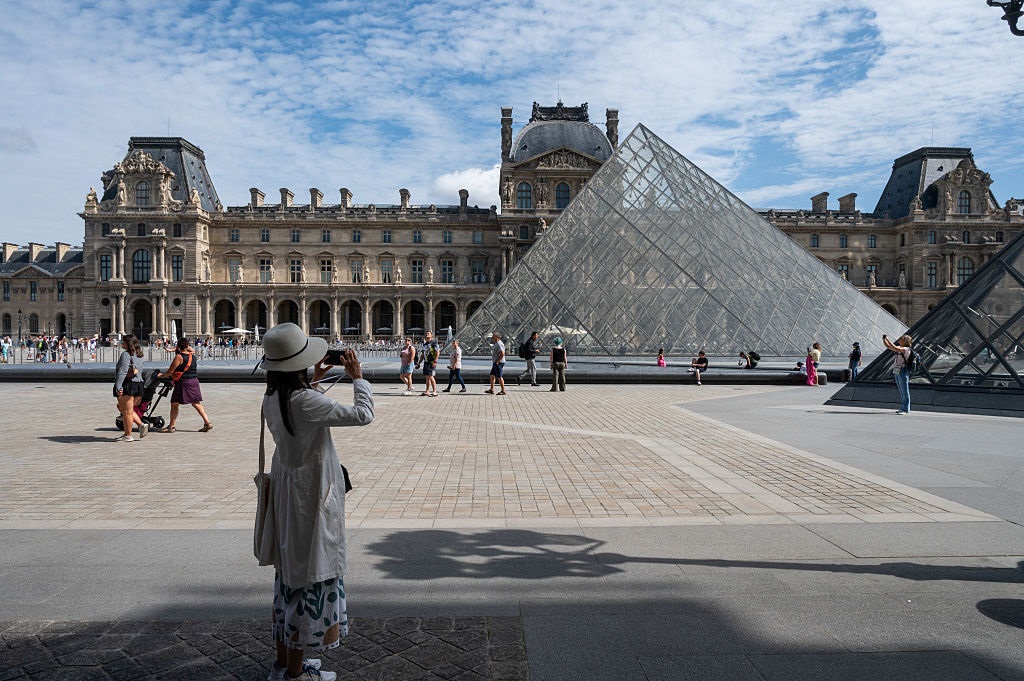 Музей Лувр пограбували в Парижі
