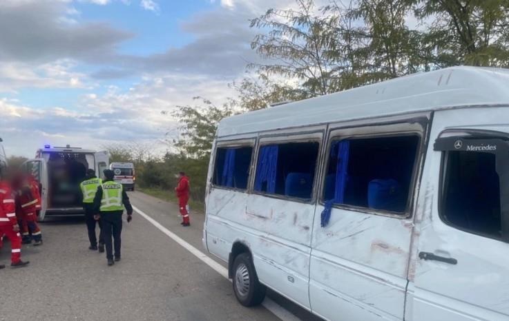 Під Одесою на трасі перекинувся мікроавтобус: вісім потерпілих