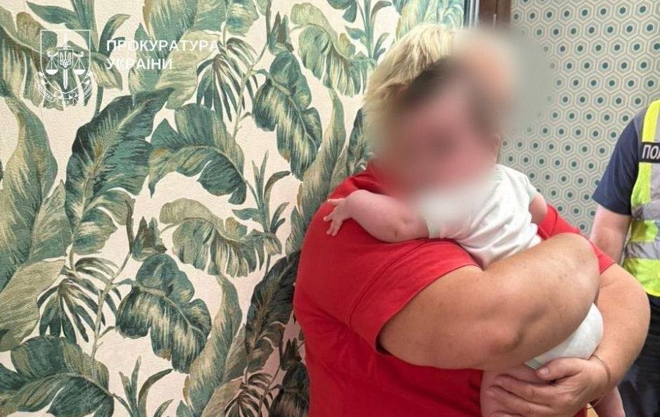 Скандал з сурогатним материнством: у Києві викрили спробу продажу немовля