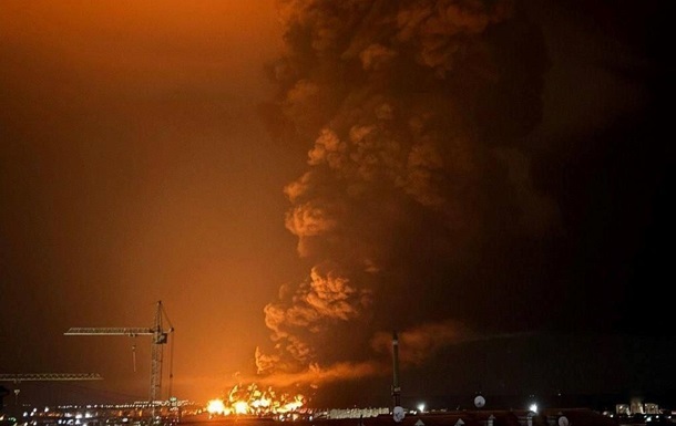 У Феодосії уже четверту добу горить нафтобаза