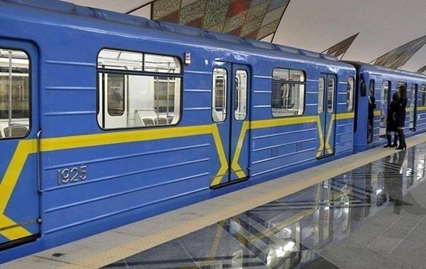 У Києві людина впала на колії метро, змінено рух поїздів