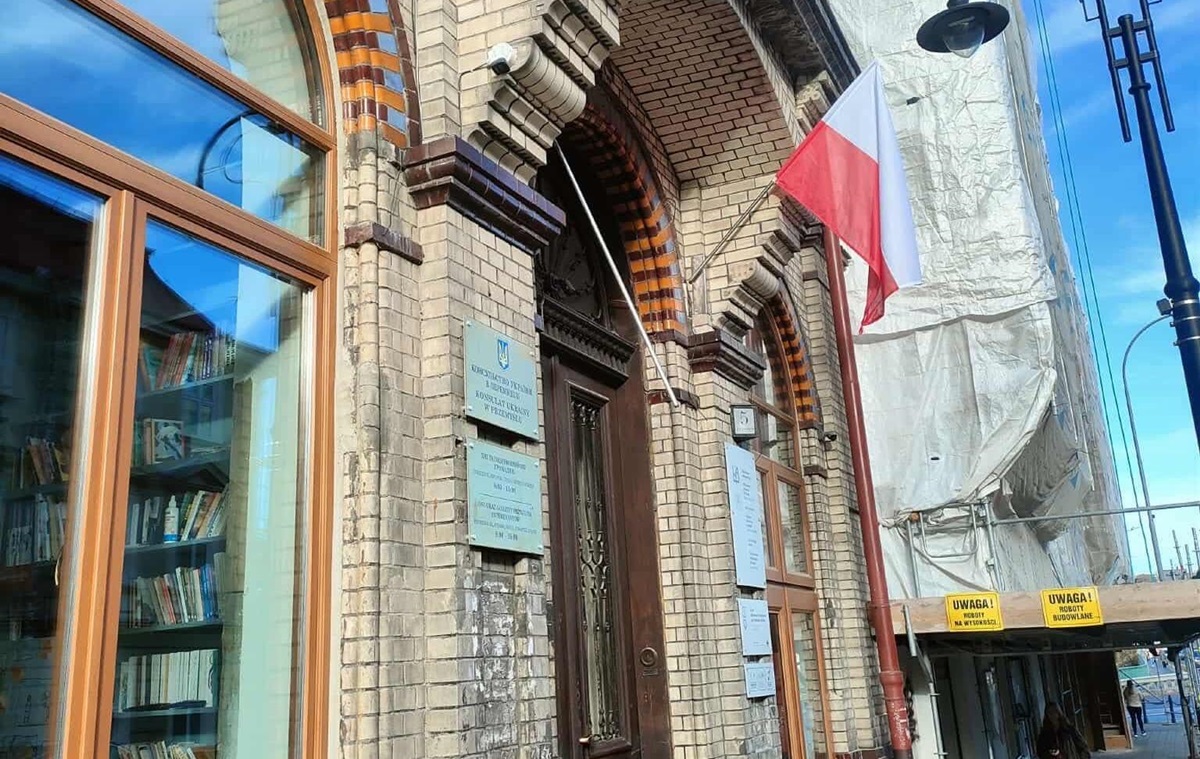 У Польщі з почесного консульства України зірвали прапор