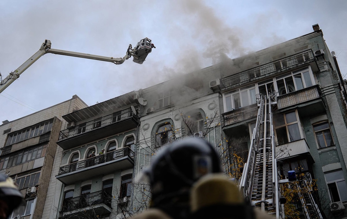 У центрі Києва з вечора палає багатоповерхівка