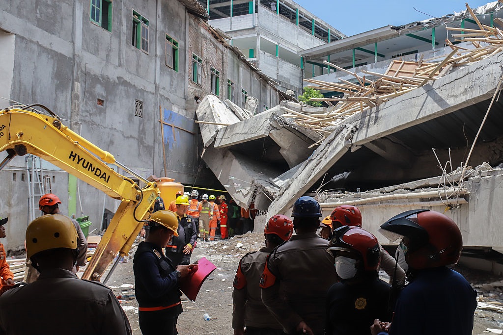 В Індонезії обвалилася школа: загинули понад 50 людей