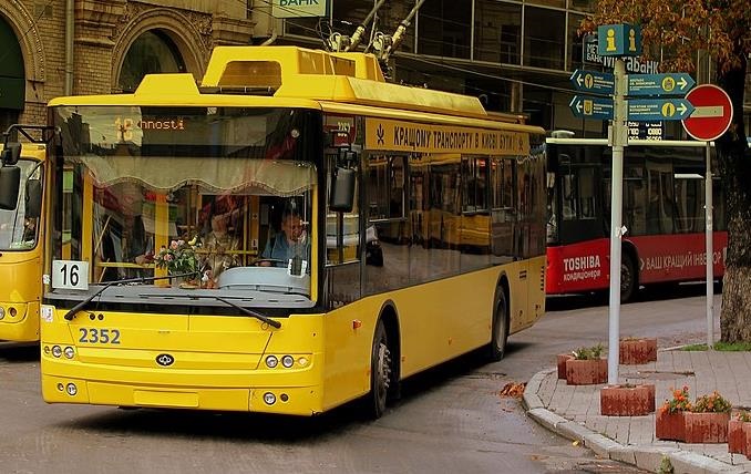 В Києві прорвало водопровід: перекрито рух і змінено маршрути тролейбусів