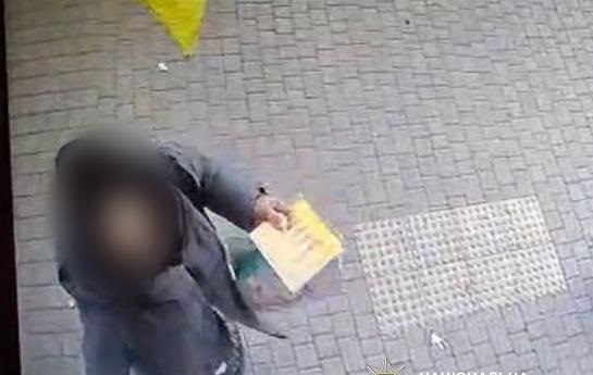 В Одесі жінка отримала підозру за публічну наругу над прапором України