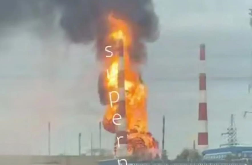 В Оренбурзі палає газопереробний завод