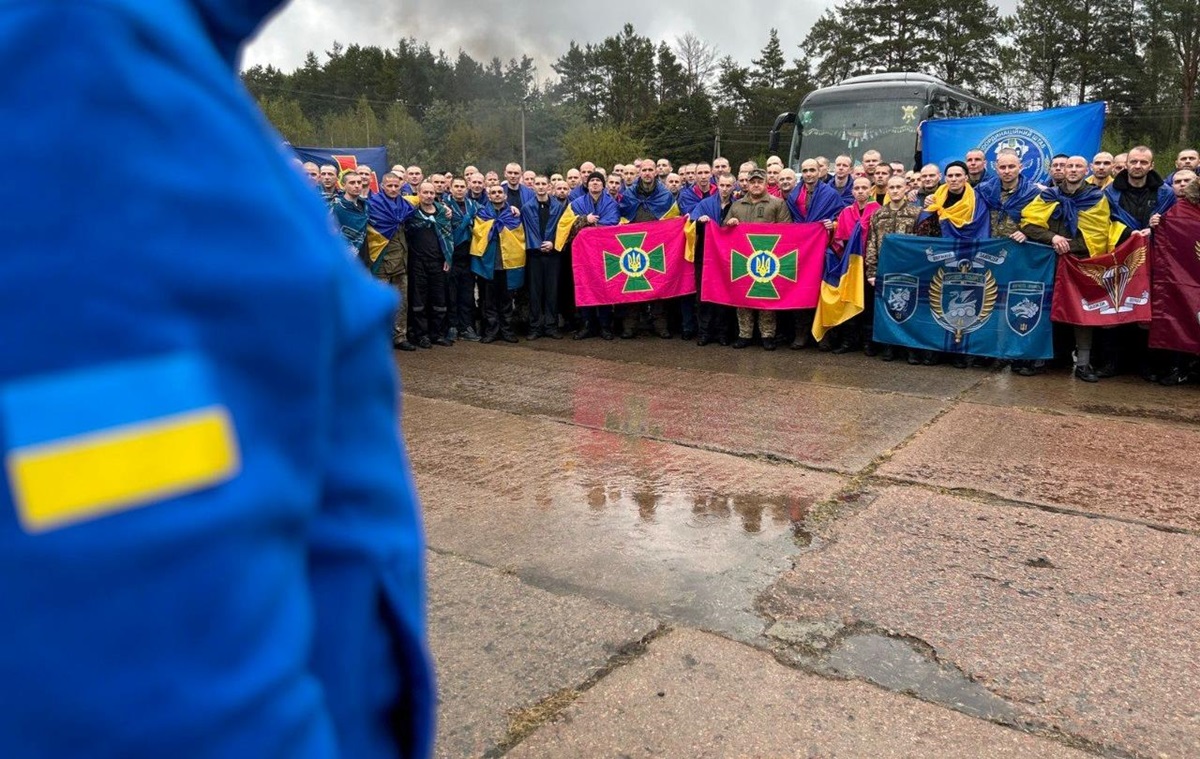 З полону повернулись 205 військових і цивільних