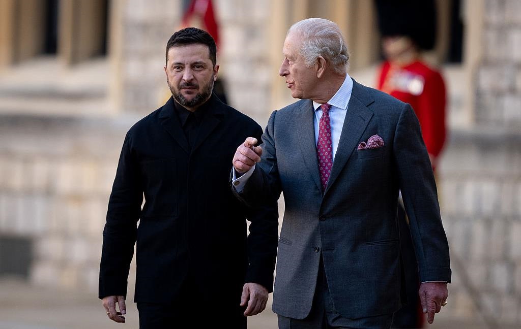 Зеленський прибув у Лондоні і зустрівся з королем