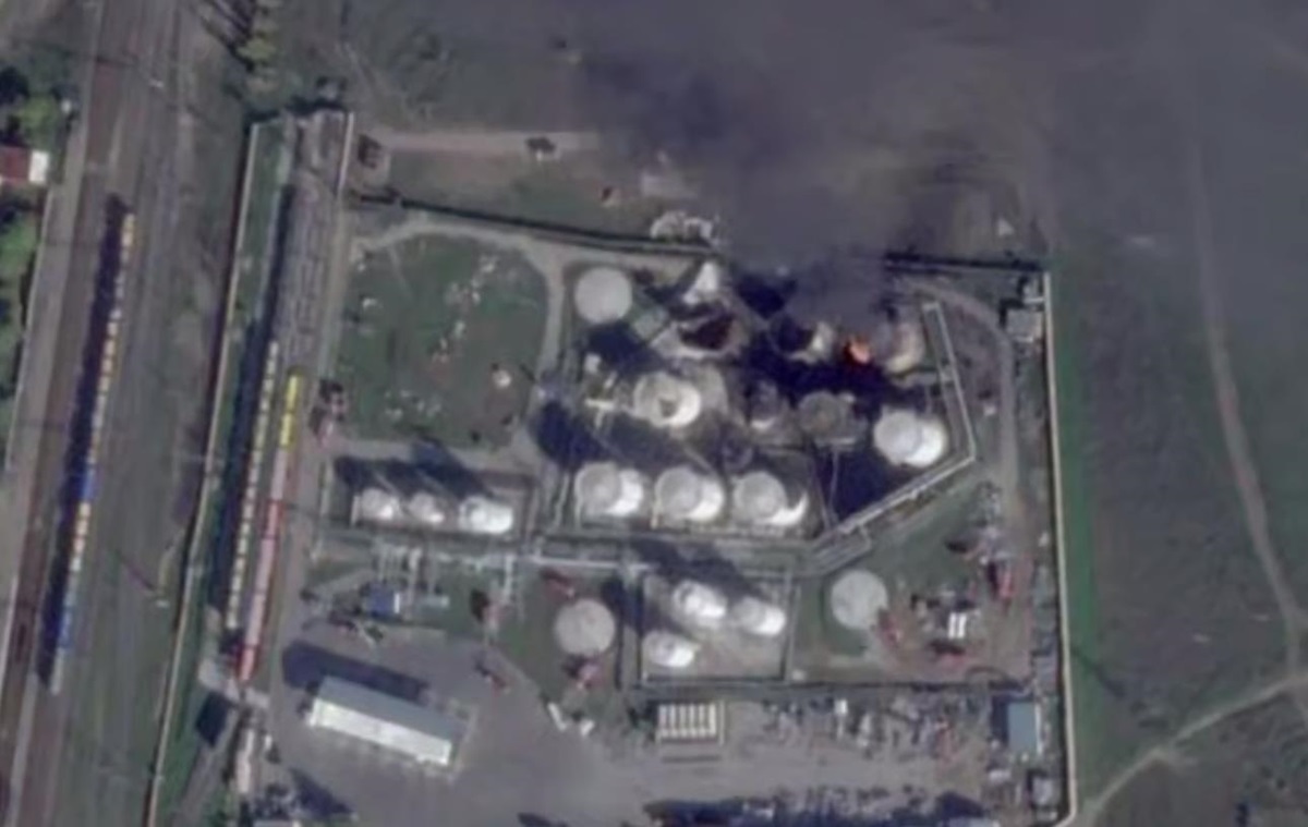 ЗМІ показали знімки ураженої нафтобази в Криму