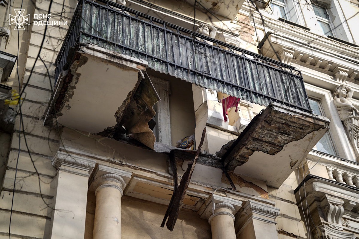 В Одесі обвалився балкон, постраждали дві жінки