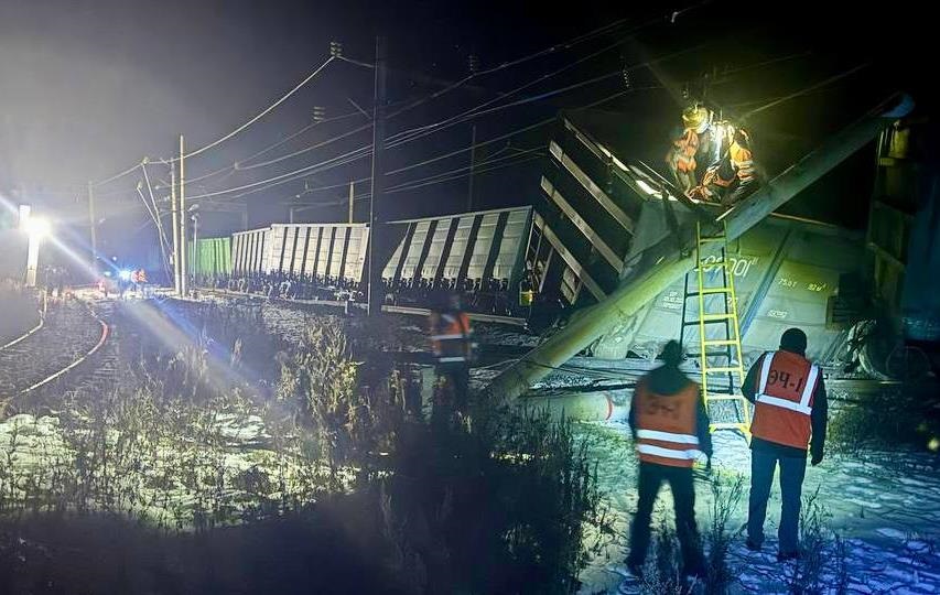 В Росії зруйновано залізничне полотно після сходження локомотиву