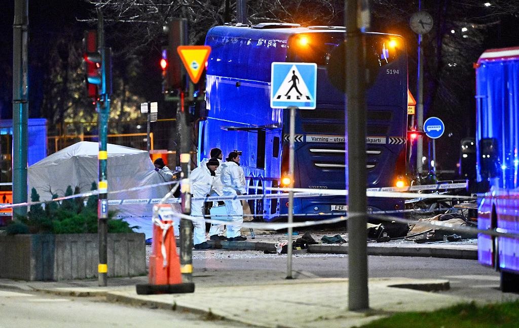 В Стокгольмі двоповерховий автобус врізався в зупинку з людьми: є загиблі