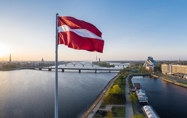 Латвія скорочує підтримку українських біженців