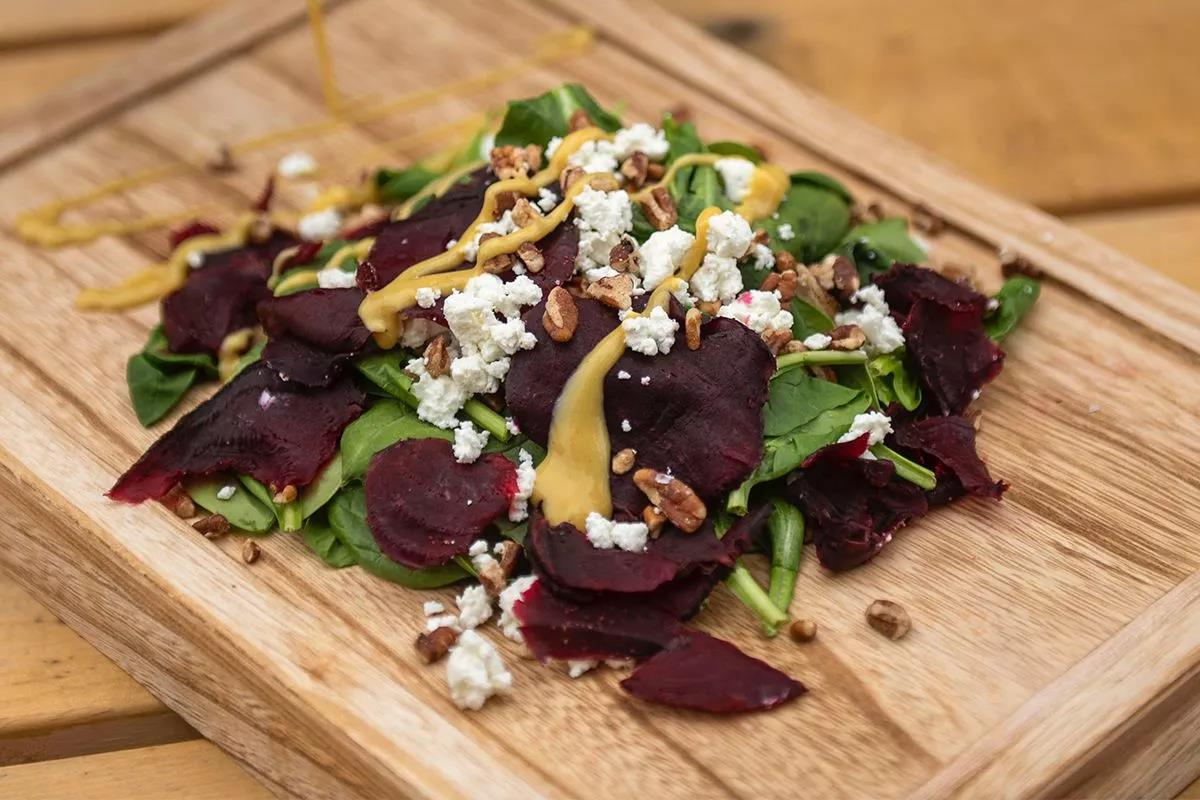 Без категорії - П&rsquo;ять простих рецептів салатів із буряком та козячим сиром