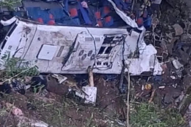 У Колумбії шкільний автобус впав у 80-метрову прірву: 16 загиблих