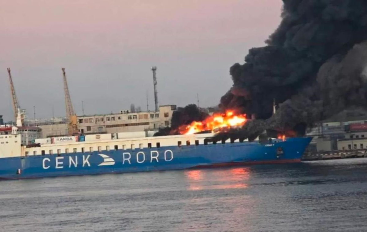 В Одесі після вибухів спалахнуло судно