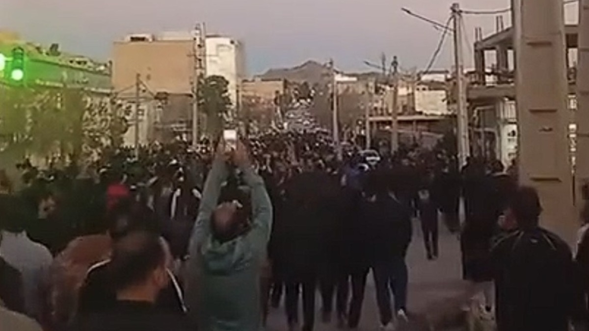 Новини світу - В Ірані протестувальники взяли під контроль два міста