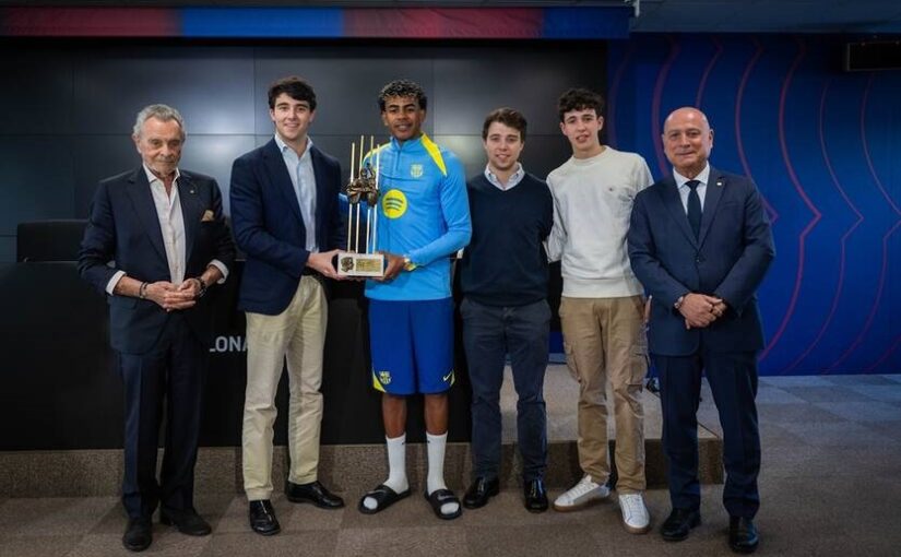 Барселона вирішила ще раз відзначити Ямаля нагородою кращого гравця сезону