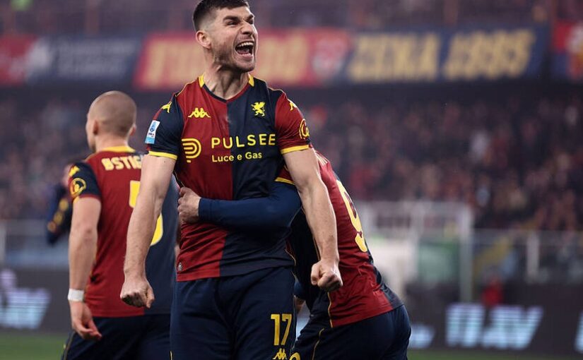 Маліновський пробив пенальті в ноги голкіперу, який пішов падати набік