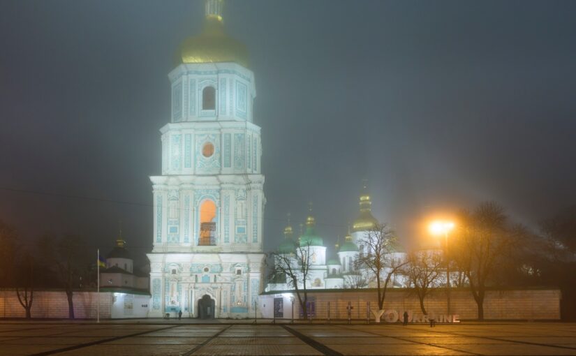 Часткові відключення світла продовжили на середу