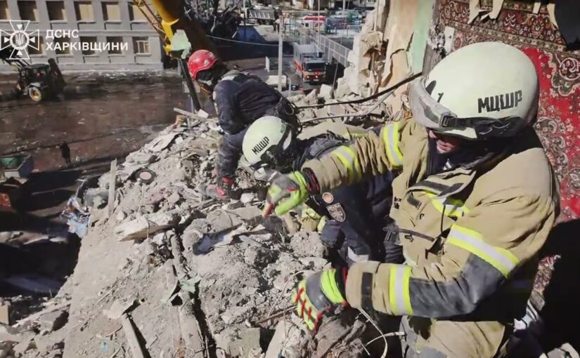 У Харкові тривають пошуково-рятувальні роботи на місці російського ракетного удару