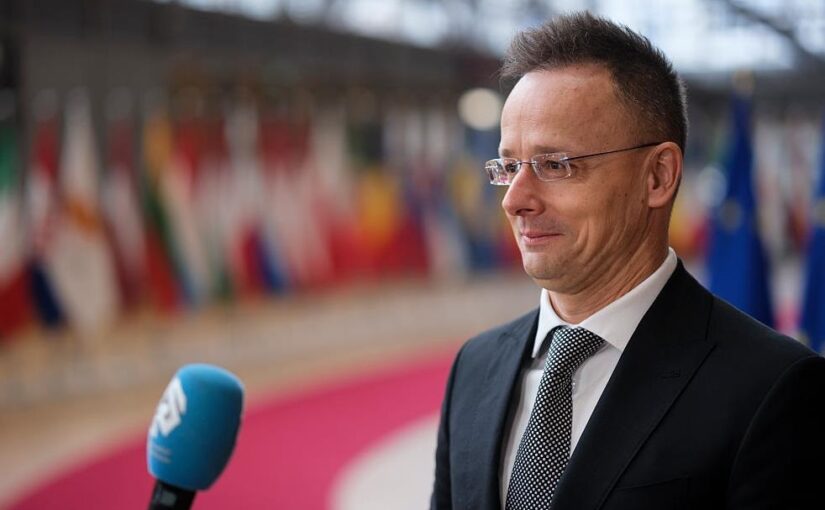 Сіярто примарилися “гроші української військової мафії” в Угорщині