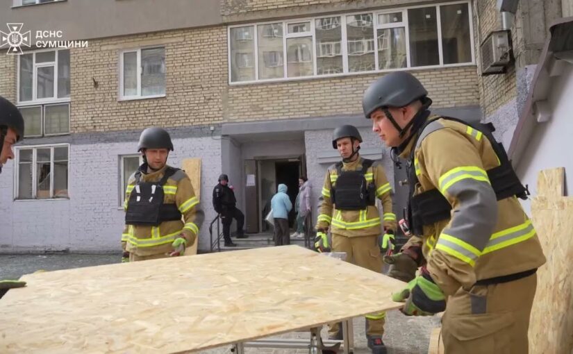 У Сумах впродовж дня тривали аварійно-відновлювальні роботи на місці російської нічної атаки