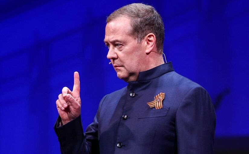 Медведєв став головним редактором російських шкільних підручників