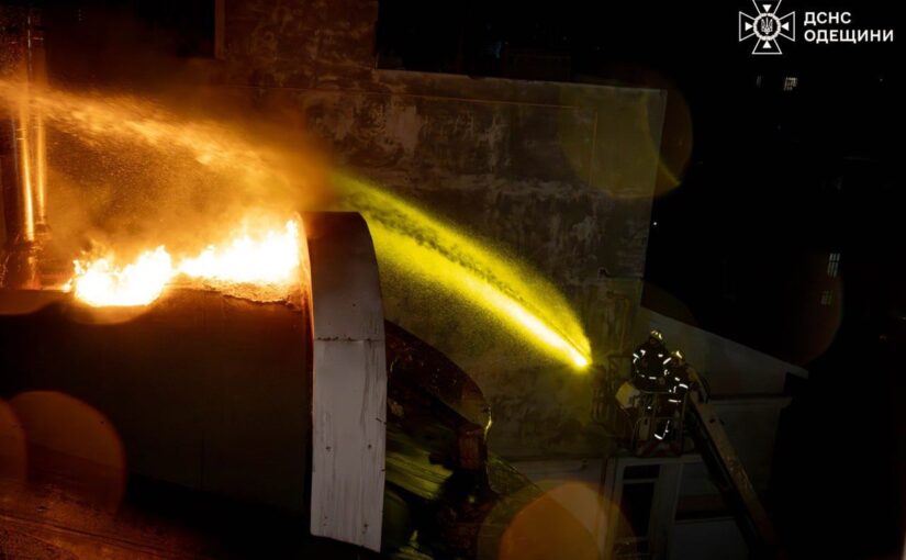 Росіяни вдарили по портах Одеси: пошкоджене судно під прапором Науру