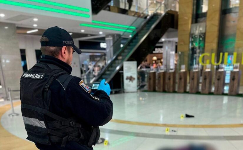 У Києві відвідувач ТРЦ впав з 5-го поверху і загинув