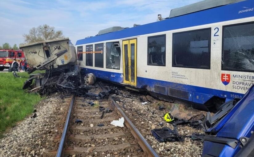 У Словаччині потяг зіткнувся з фурою: є жертва та постраждалі