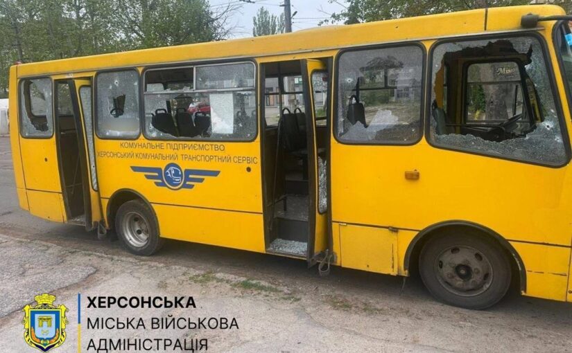 Росіяни вдарили по маршрутці в Херсоні, є поранені